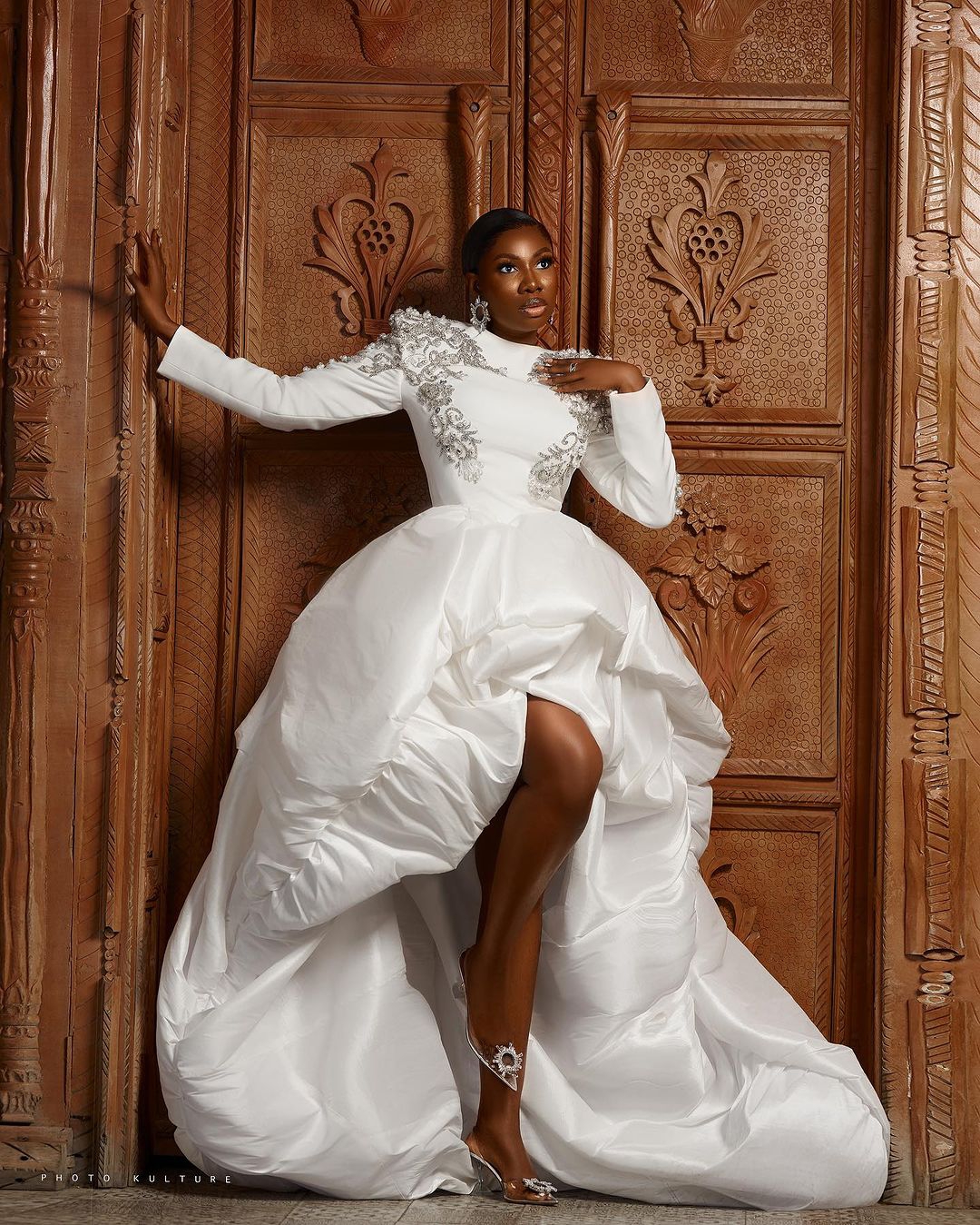 패션 A- 라인 웨딩 드레스 3D- 플로럴 아플리케 타페 타 신부 드레스 스윕 기차 허벅지 높이 슬릿 신부 가운 맞춤형 크기
