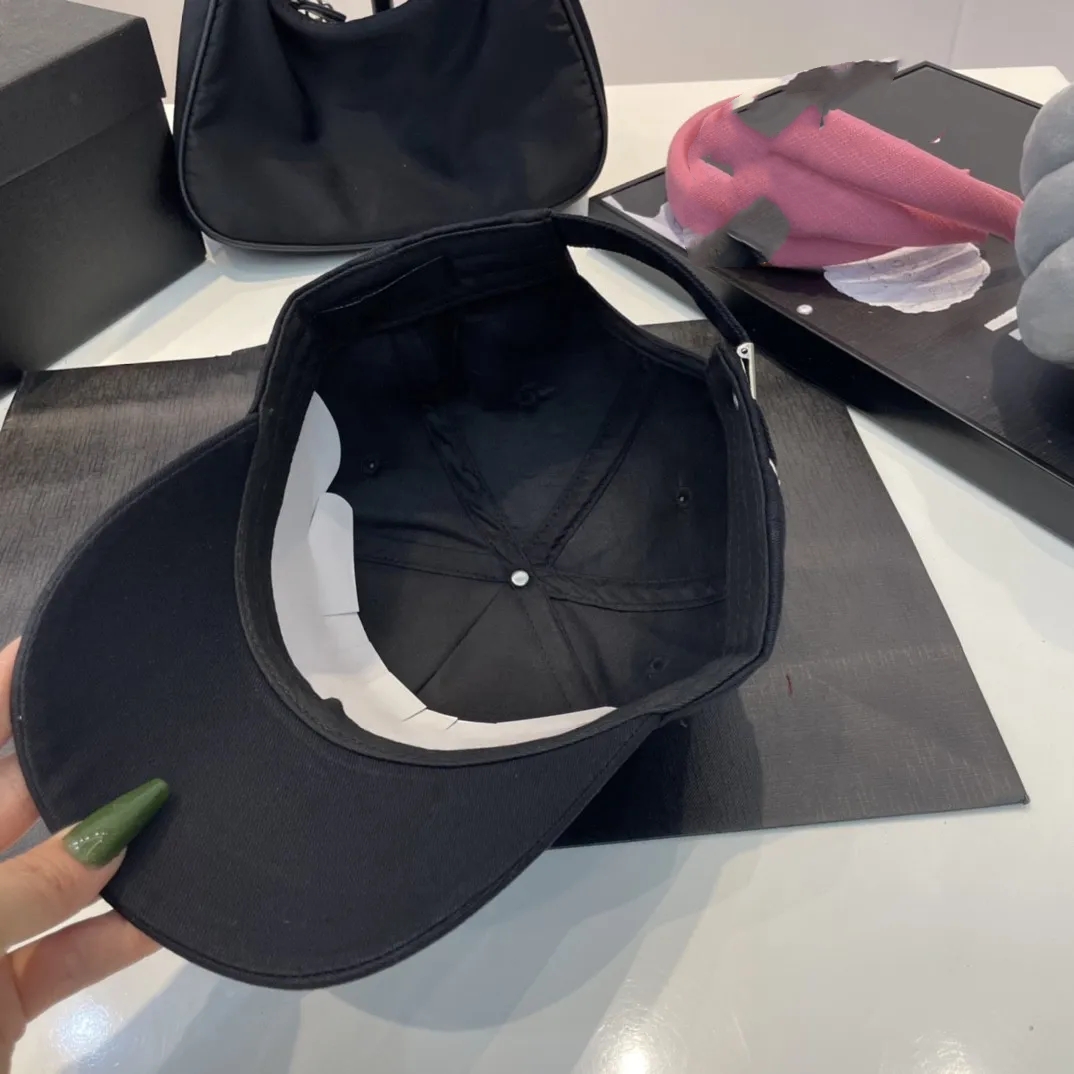 Fit Hat Luxury Beyzbol Kapağı Yaz Şapkası Casquette Mevcut Katı İşlemeli Mektuplar Güneş Koruyucu Şapka Pamuk Moda Şapkası Spor Boş Zamanlı Plaj Şapkası Seyahat Denim Kapakları