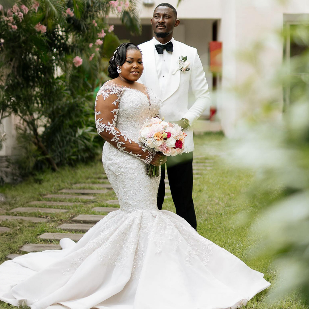 Luxuriöses Meerjungfrau-Hochzeitskleid für die Braut, Übergröße, durchsichtiger Ausschnitt, lange Ärmel, Spitze, Illusion, abgestufte Satin-Brautkleider für die afrikanische Hochzeit, schwarze Frauen, Nigeria-Mädchen, CDW197