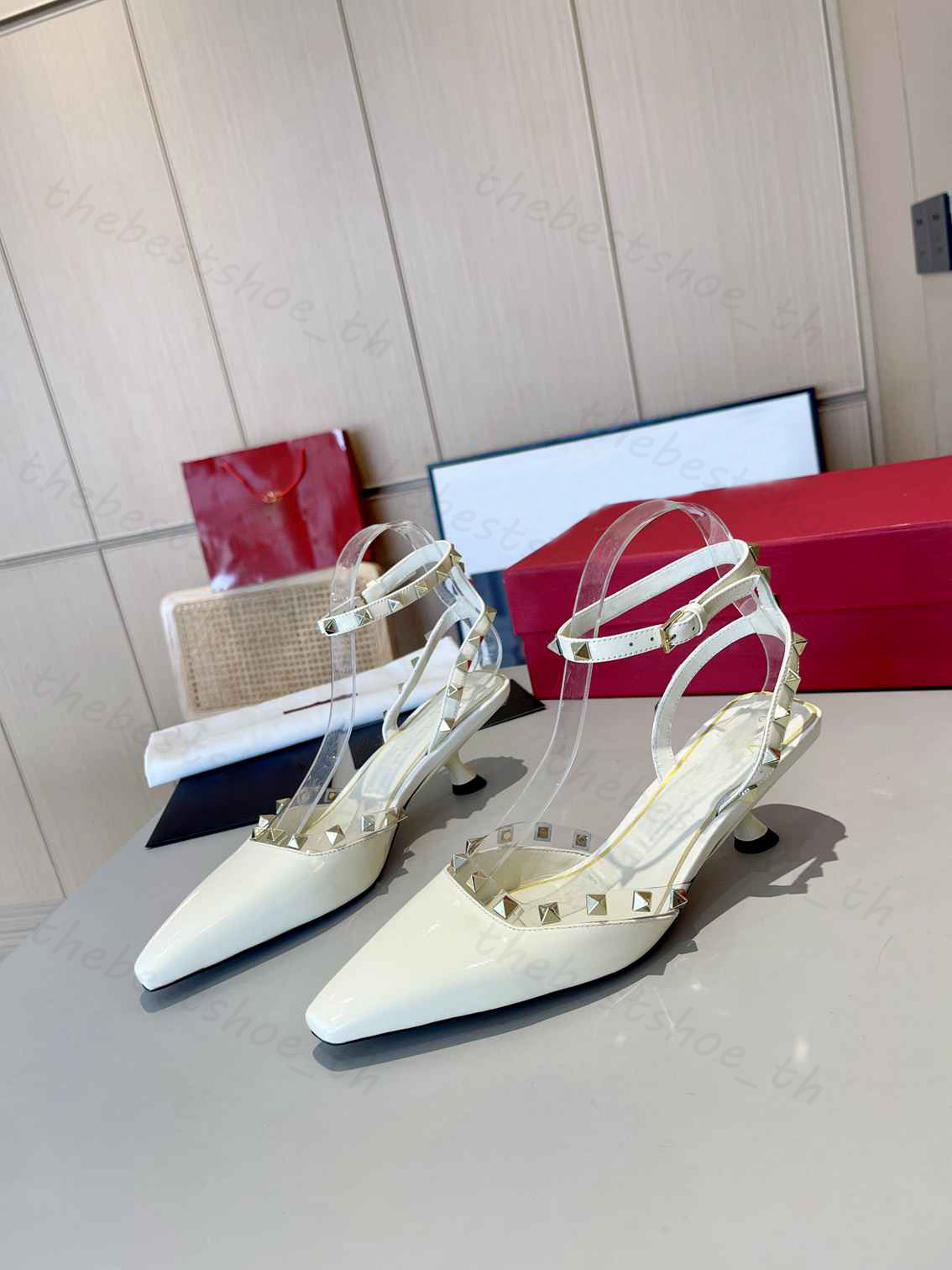 Designer formella skor högkvalitativa kvinnor slingback sandaler lyx mode liten nit design sexig spetsig tå patent läder sommar sandaler bröllop höga klackar