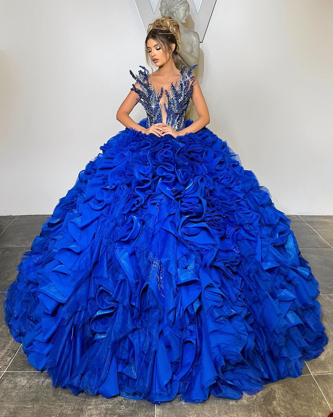 Royal Blue Ball Gown Quinceanera Dresses Crystal Beads Sheer Neck Prom Dress Tiered Skirts Sweet 15 Girls Party Wear