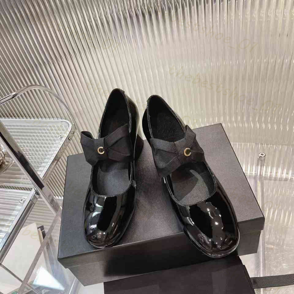 Zapatos de vestir de diseñador Marca clásica Punta redonda Cuero genuino Tacón de bloque Tacones altos Moda Mujer Primavera Otoño Arco decorado Zapatos Mary Jane