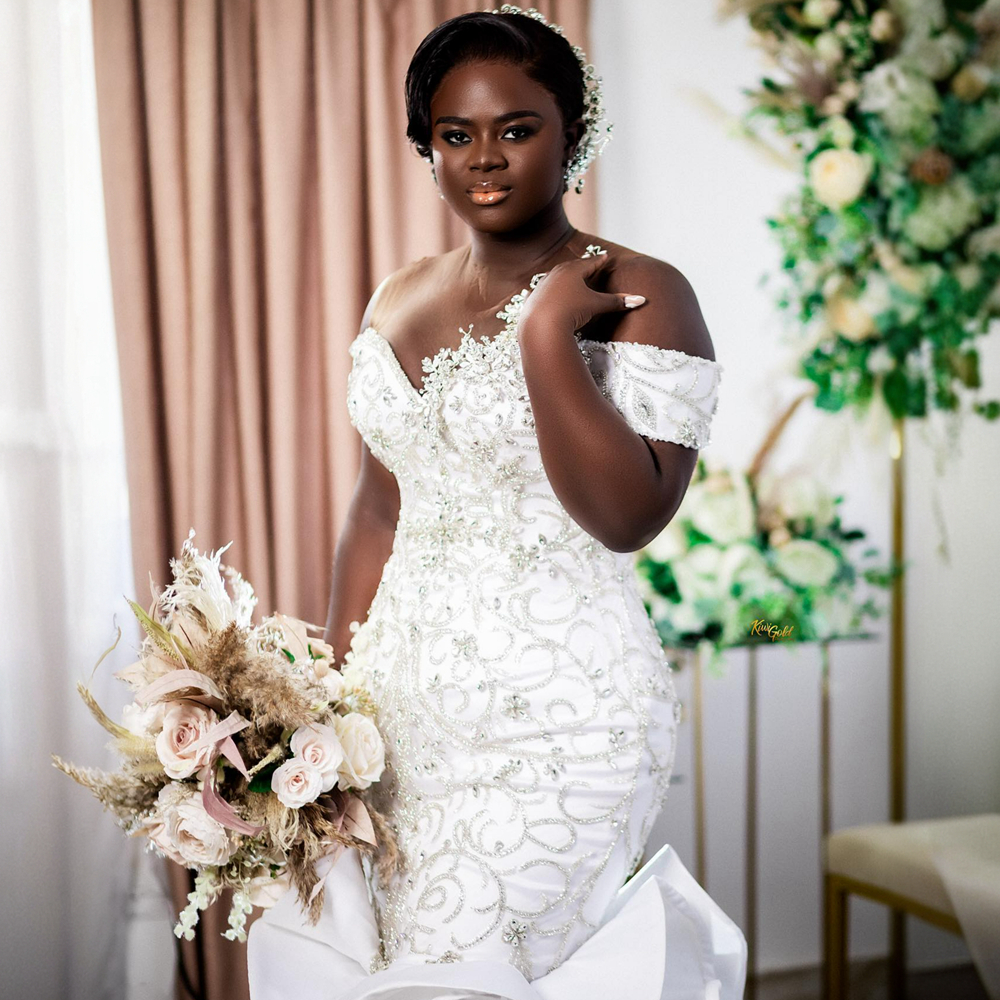 Robe de mariée sirène de luxe pour mariée, grande taille, épaules dénudées, col transparent, strass, robes de mariée en dentelle et tulle à plusieurs niveaux pour mariage pour femmes noires du Nigeria NW011