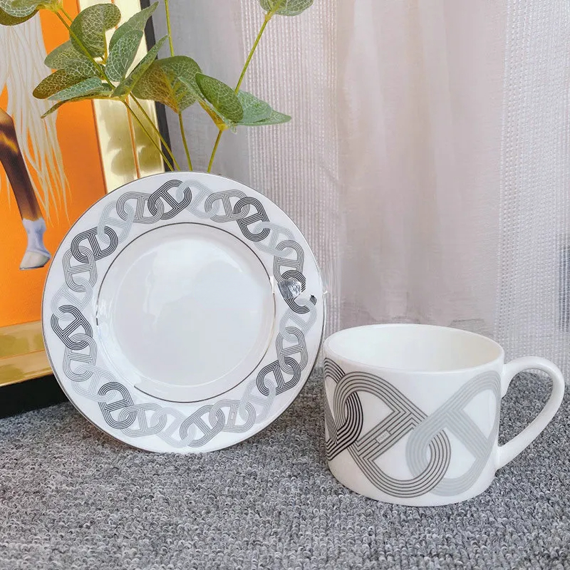 Designer Cups and Saucers Set European Style Coffee Sets Bone China Afternoon Tea Suit Ceramic Cups Saucers Many Colors Available with Box