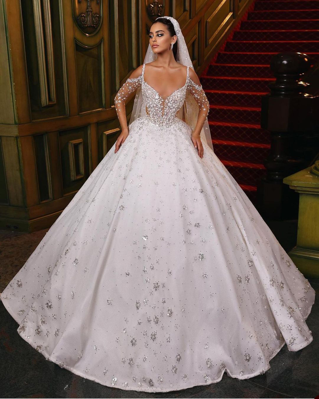 Lindo vestido de baile vestidos de casamento cinta de espaguete mangas compridas vestidos de noiva sem costas lantejoulas apliques tribunal trem vestido feito sob encomenda