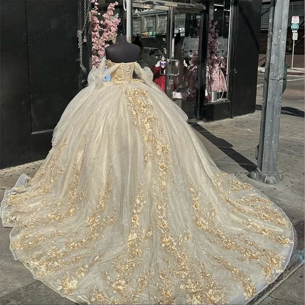 金色の豪華なシャンパンQuinceaneraドレス3D花の花のアプリケーションレースプリンセスボールガウンスウィート16ドレス肩のバックレースアッププロムブリスデイウェア