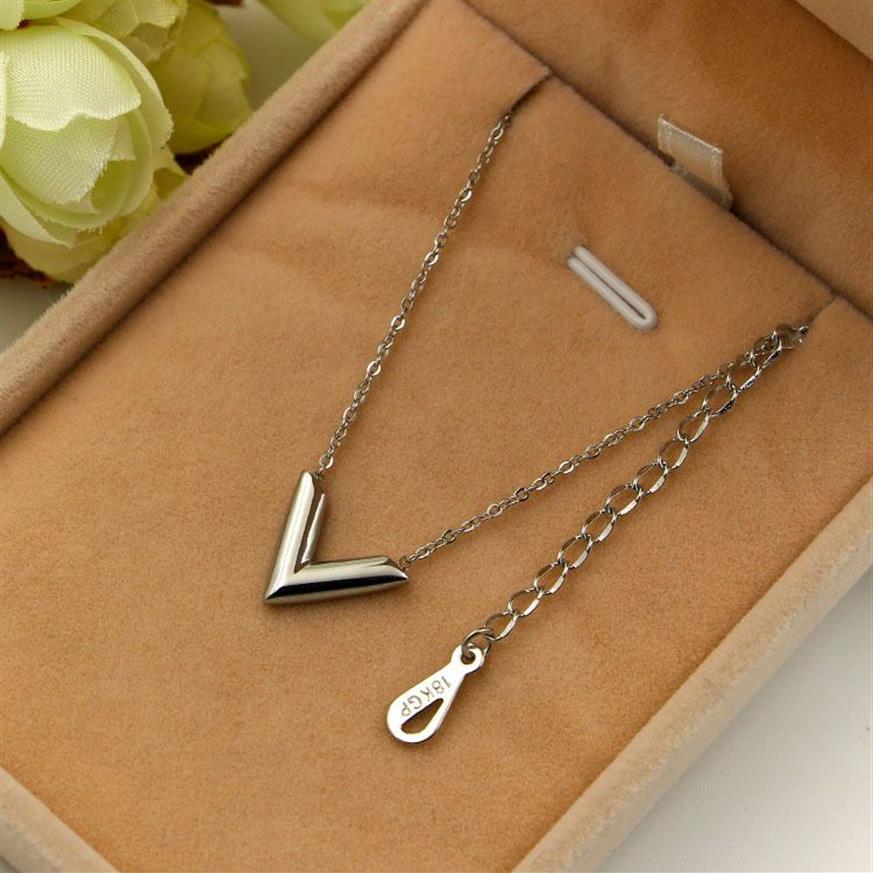 Titanium steel Korean version of the three-dimensional V letter necklace fashion for women's short collarbone necklace access183v