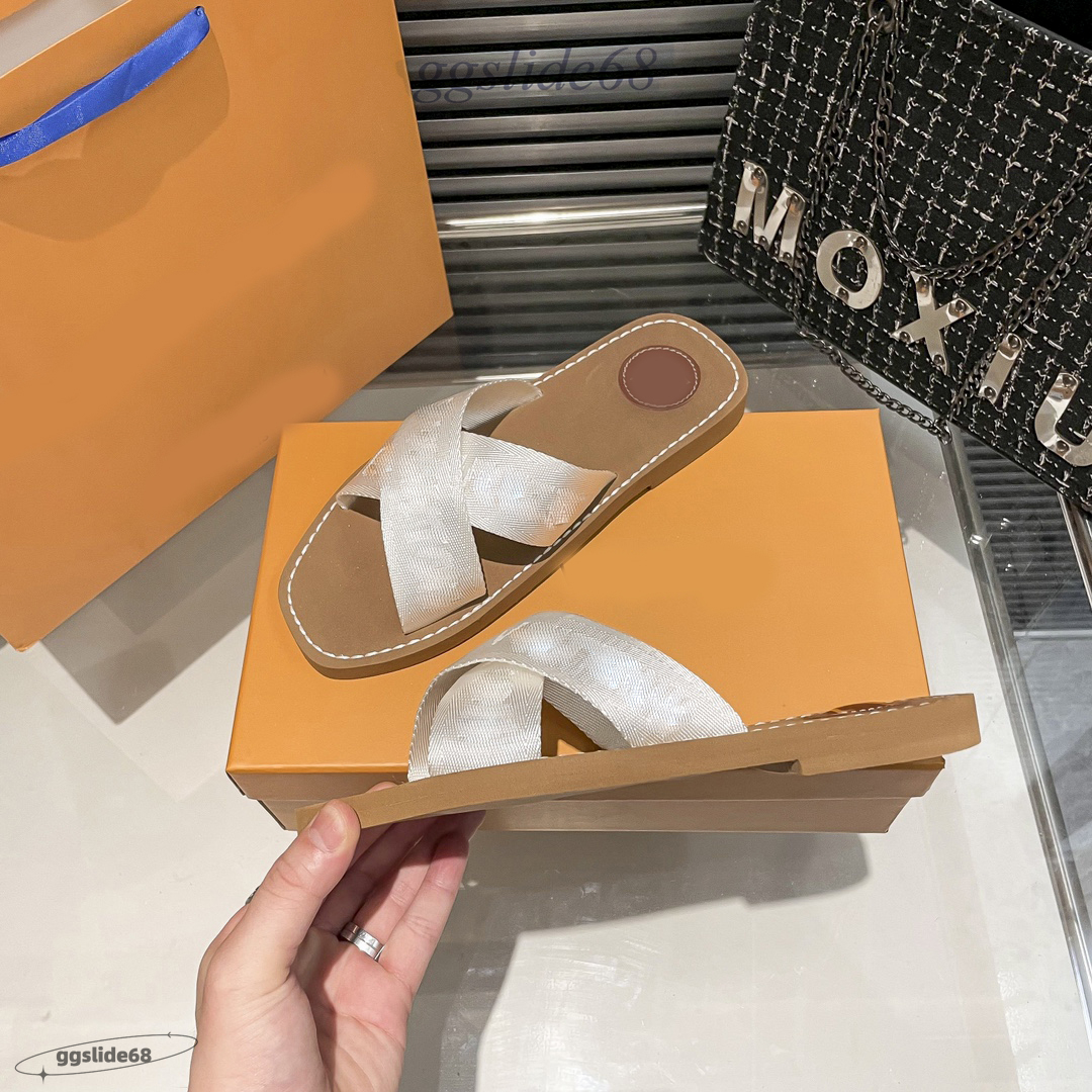 Designer Woody Chinelos Sandálias Slides Sliders Mulheres Mulas Flat Slide Tan Lace Lettering Tecido Canvas Mulher Slipper Slider Sandália Scuffs Bege