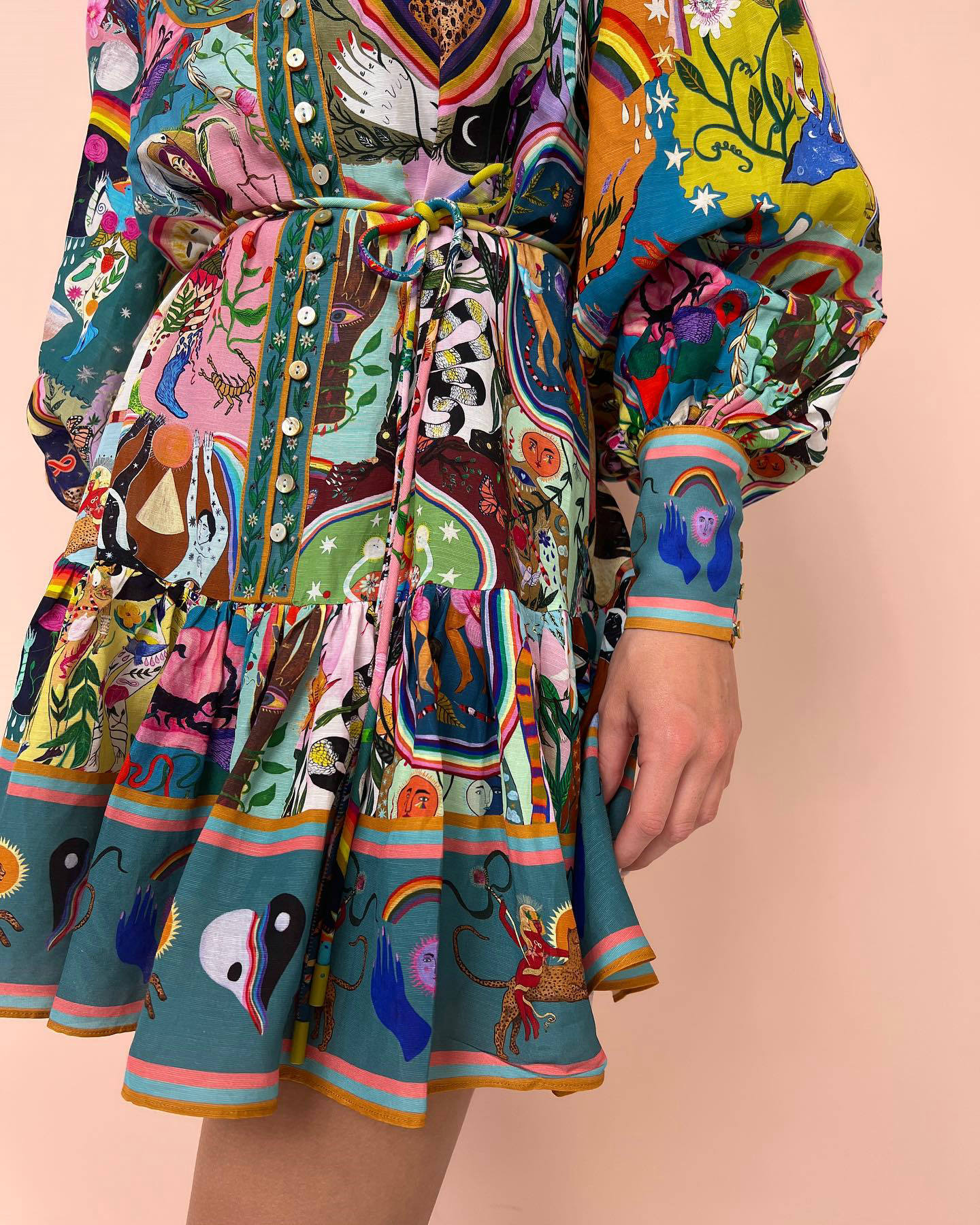 2024オーストラリアのデザイナーファンシーレディスアブストラクトパターンが集まった腰を整える長袖プリントリボンコットンリネンプリーツドレスの女性