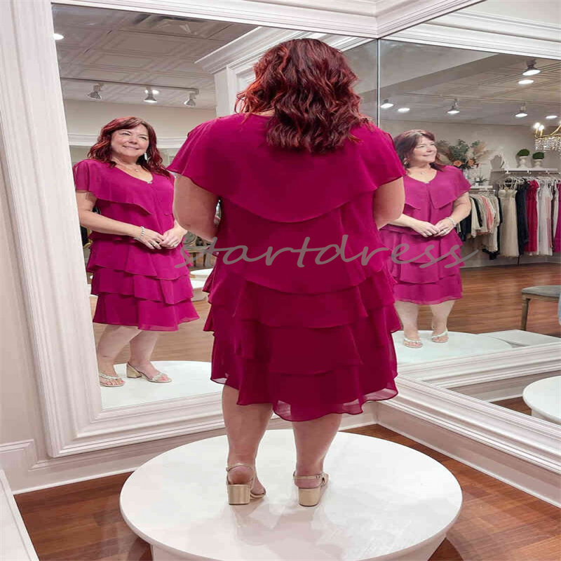 Fuchsia Plus Size Kleid für die Brautmutter, sexy V-Ausschnitt, Cape-Ärmel, Chiffon, Bräutigam-Mutter-Abend-Partykleid, knielanges Kleid für Abschlussball, Hochzeitsgäste, abgestufte Rüschen