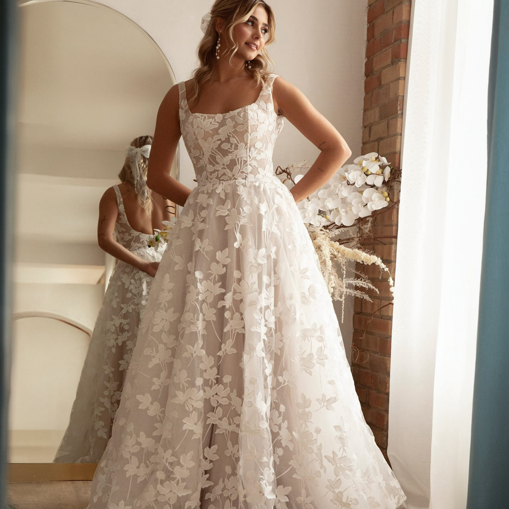 Gorgeous Wedding Dress for Bride Appliqued 3D Flowers Lace Square Neckline Tiered Tulle Backless Birdal Gowns for Marriage for Nigeria Black Women NW043