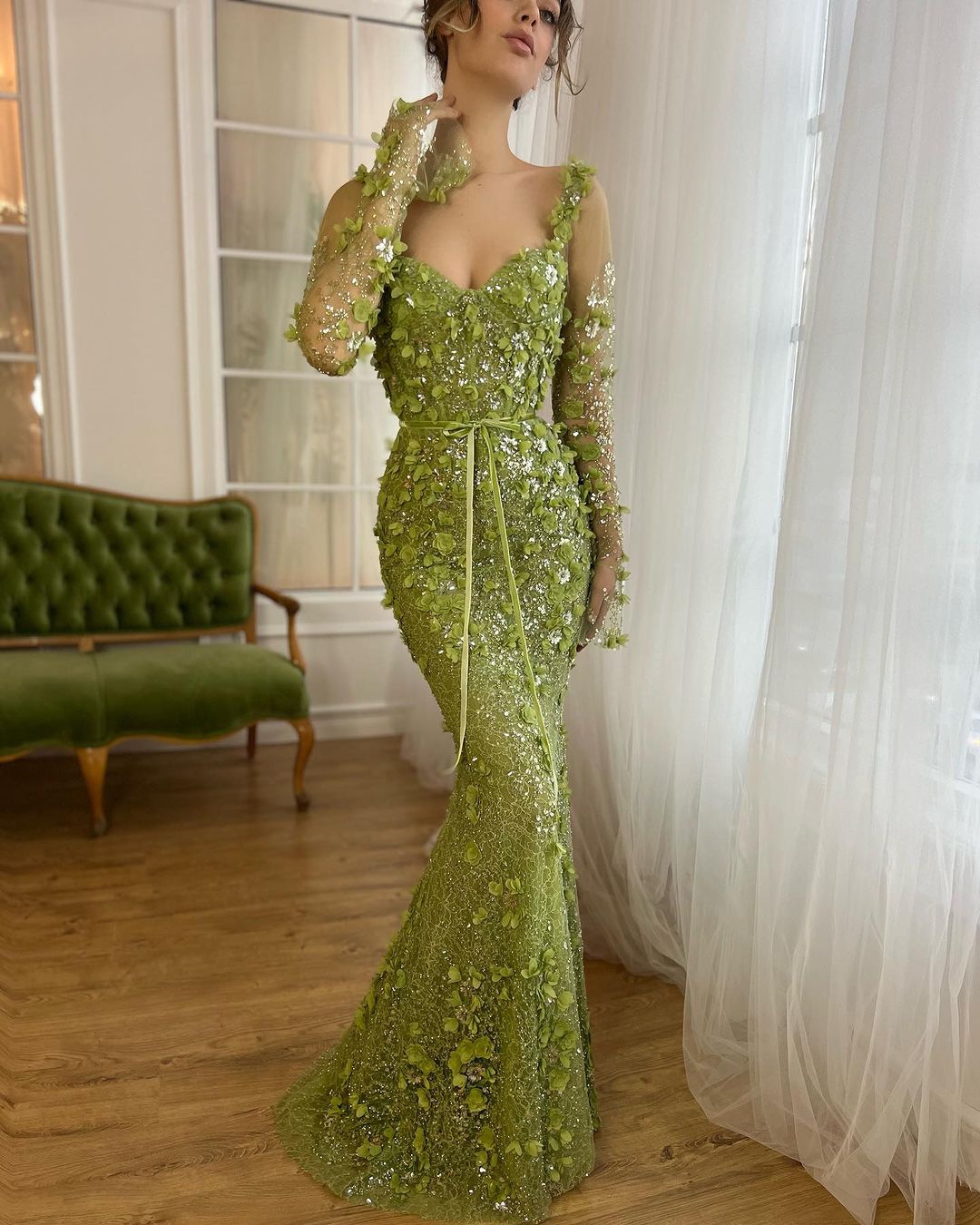緑のラインイブニングドレスv首の長袖ハイネックプロムドレス3D花ビーズ特別機会ガウン