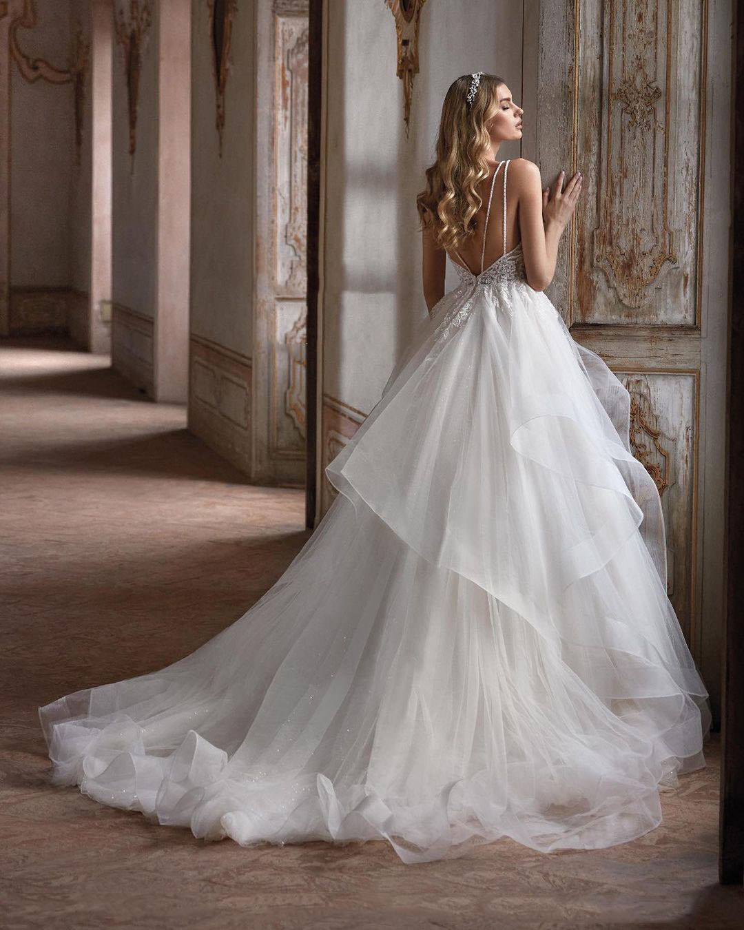 Elegante ärmellose A-Linie Brautkleider mit V-Ausschnitt, geschwollene Falte, Brautkleid mit Pailletten und Spitze, nach Maß