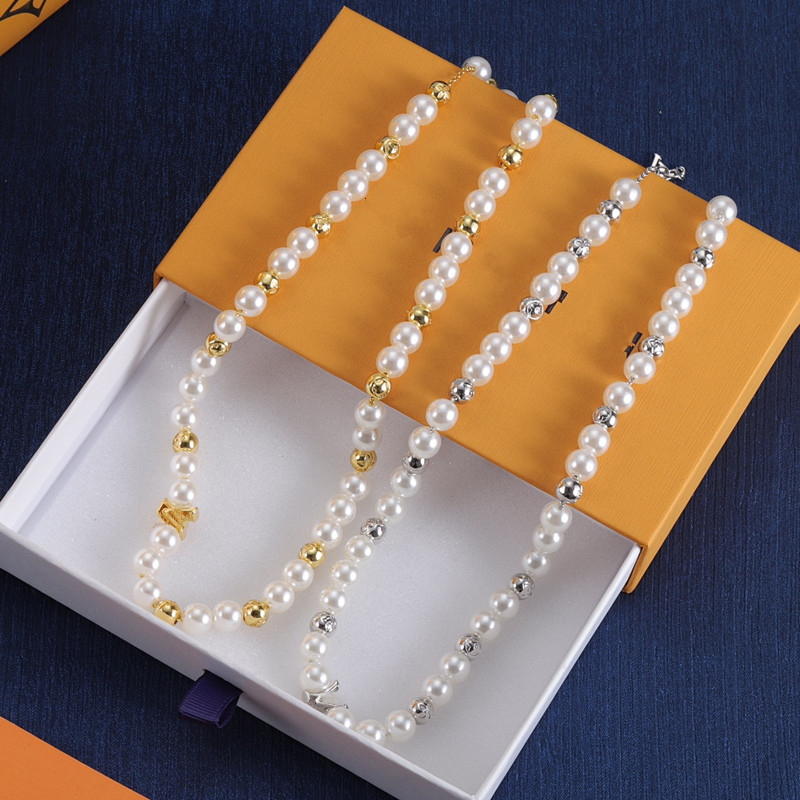 Med Box Wholesale Luxury Pendant Necklace Fashion For Women White Pearl Designers Brand Jewelry Lady Trendy Personlighet CLAVICLE CHAMIT NECKLACES