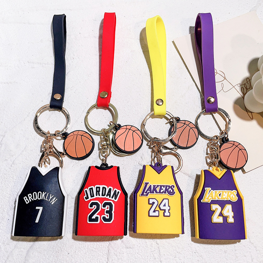 Keychain Men's Designer och kvinnor Trend Personlighet Kobe Jersey Keychain Luxury Figur James ryggsäck hänge dekoration