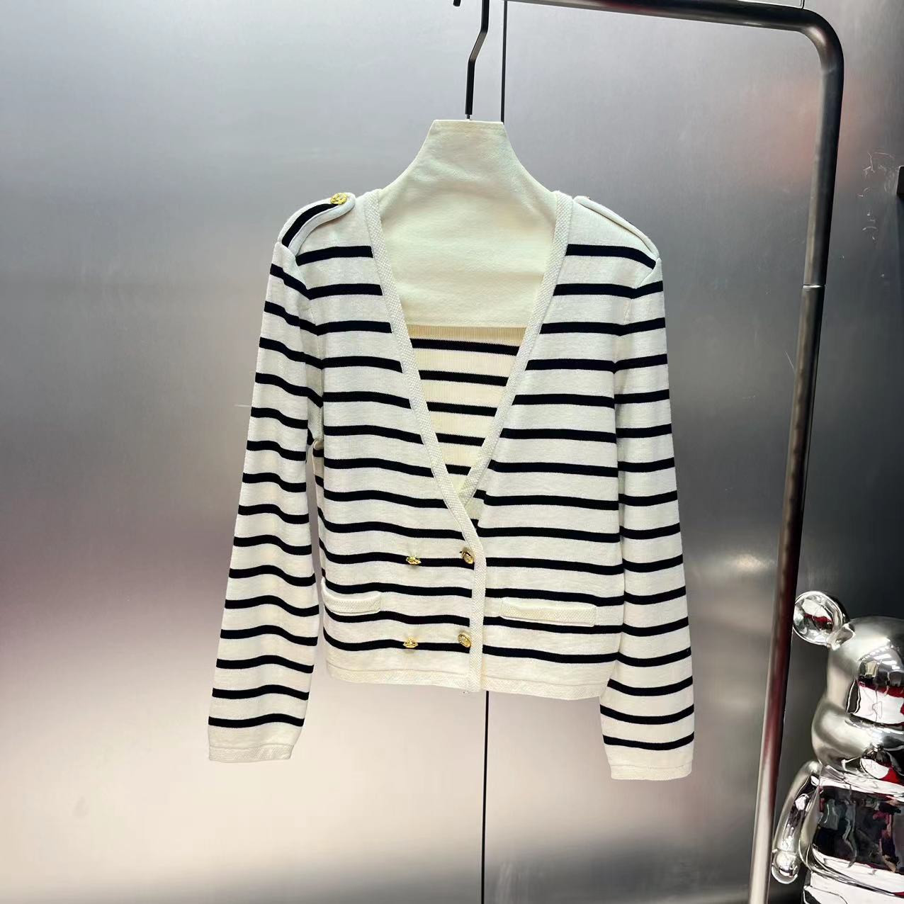 11003 2024 Runway Summer Brand Mismo estilo suéter de manga larga con cuello en V Cardigan ropa de moda blanco de alta calidad para mujer shili