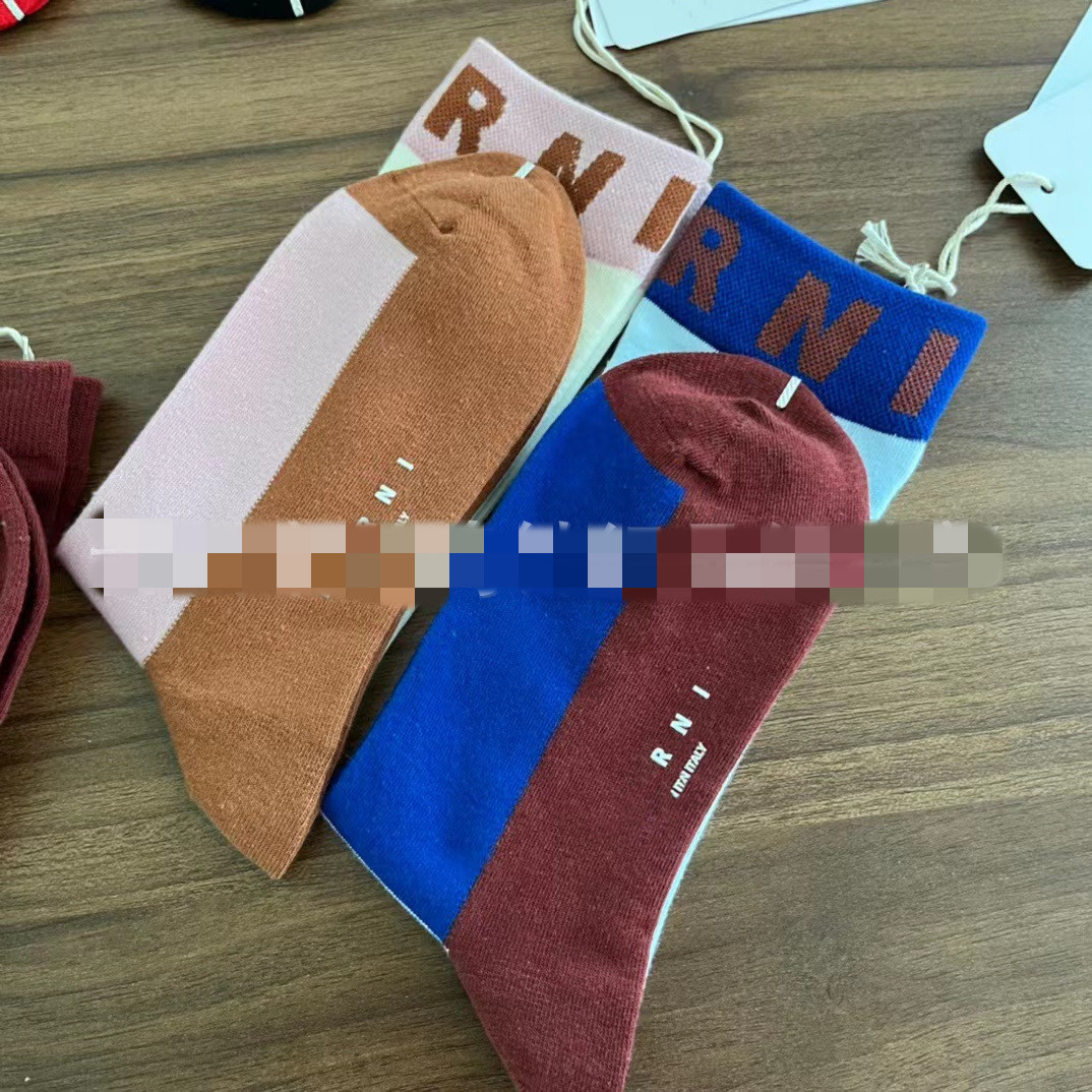 Autunno Nuovo tipo di vite Lettera Colore abbinato Stile preppy Rete a metà polpaccio Calzini marea rossa Calzino casual Abbigliamento esterno Sottile puro cotone lungo