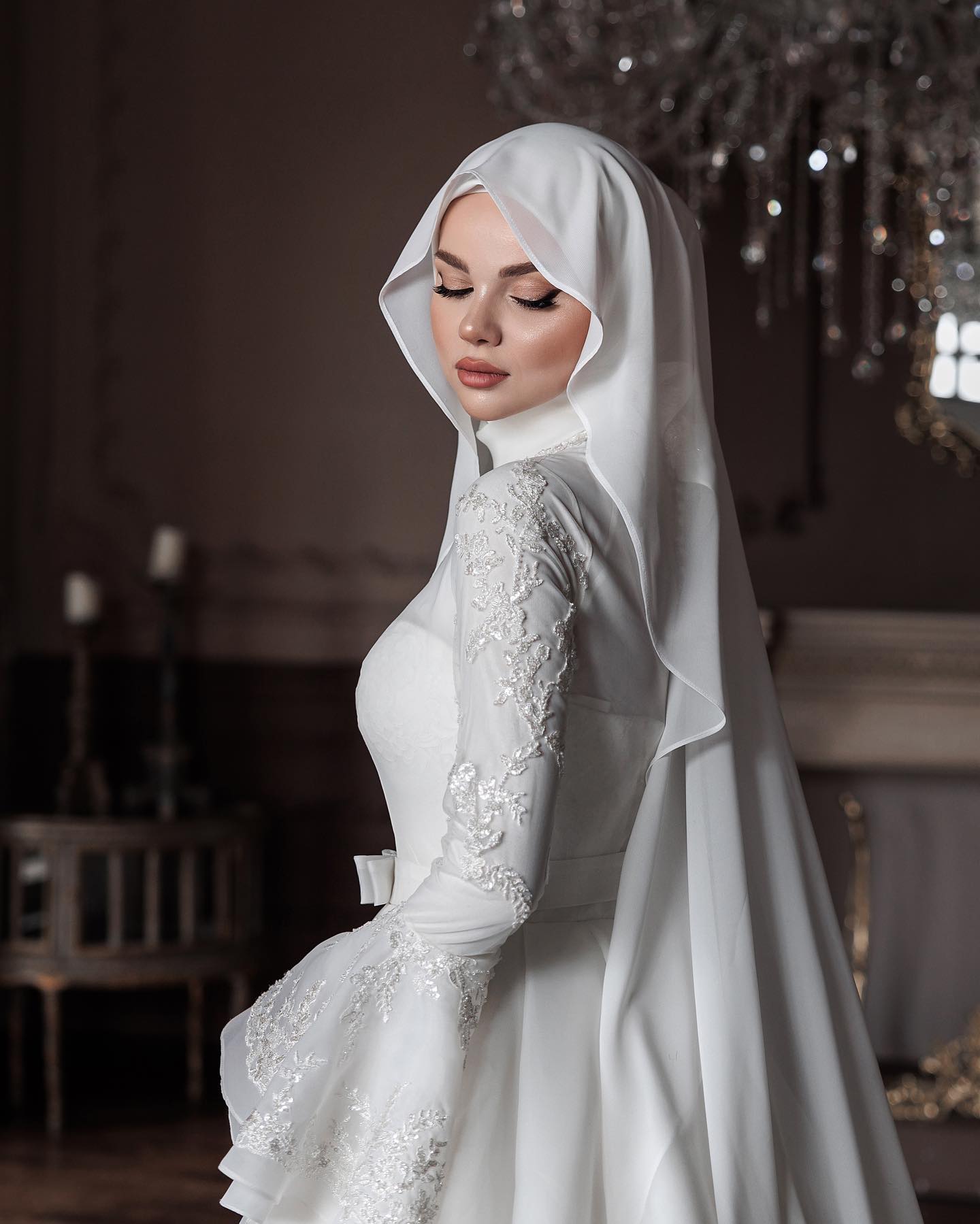 Abiti da sposa in pizzo musulmano Abiti da sposa a collo alto Appliques Maniche lunghe in raso Una linea Abiti da sposa con fiocco Realizzati su misura