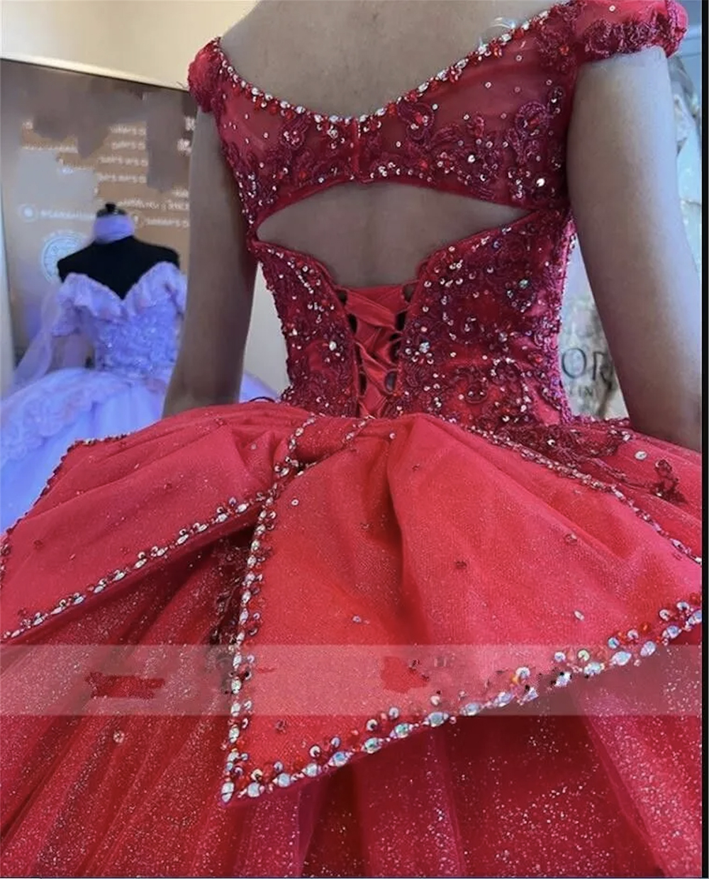 Red Quinceanera Dresses Lace Applique Beaded Sequins Off the Shoulder Tiered Sweep Train Custom Made Tulle Sweet 15 16 Princess Pageant Ball Gown vestidos