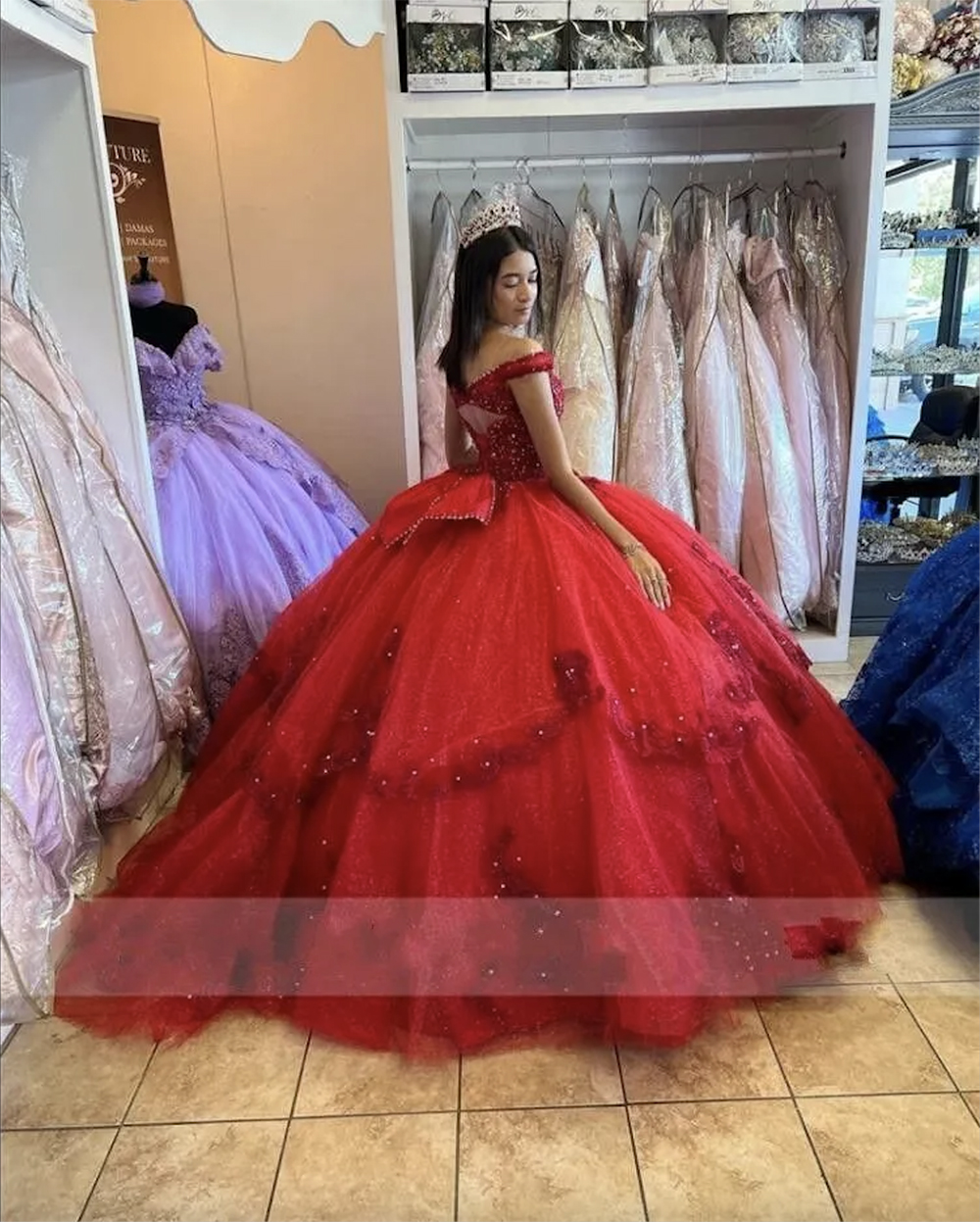 Red Quinceanera Dresses Lace Applique Beaded Sequins Off the Shoulder Tiered Sweep Train Custom Made Tulle Sweet 15 16 Princess Pageant Ball Gown vestidos