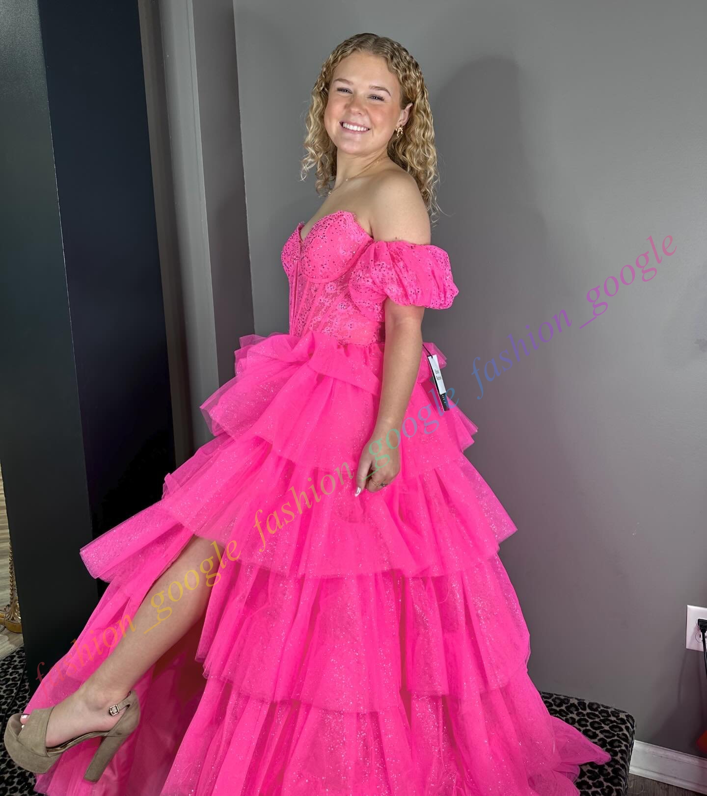 Robe de bal en tulle pailleté sans bretelles, corset, robe de bal, à volants, concours de beauté, soirée formelle, événement, occasion spéciale, gala, tapis rouge, robe de piste, coing, col en V profond, rose vif