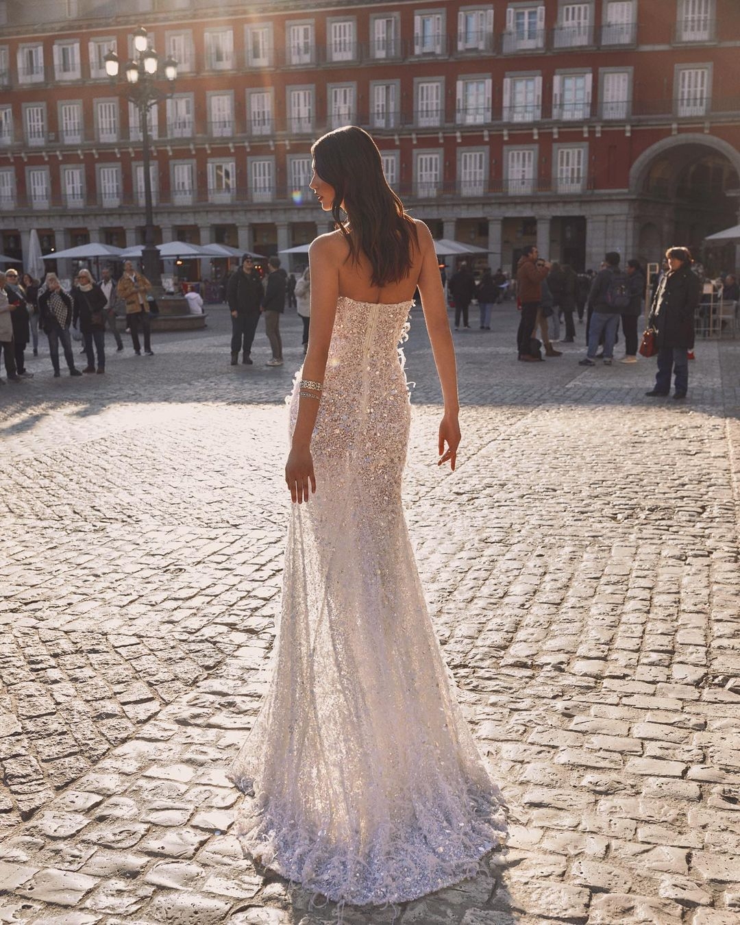 Abiti da sposa a sirena scintillanti senza spalline Abiti da sposa con piume e paillettes Abiti da sposa con illusione senza schienale con spacco laterale Realizzati su misura