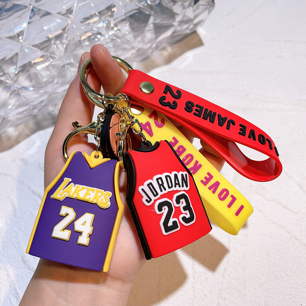 Keychain Men's Designer och kvinnor Trend Personlighet Kobe Jersey Keychain Luxury Figur James ryggsäck hänge dekoration