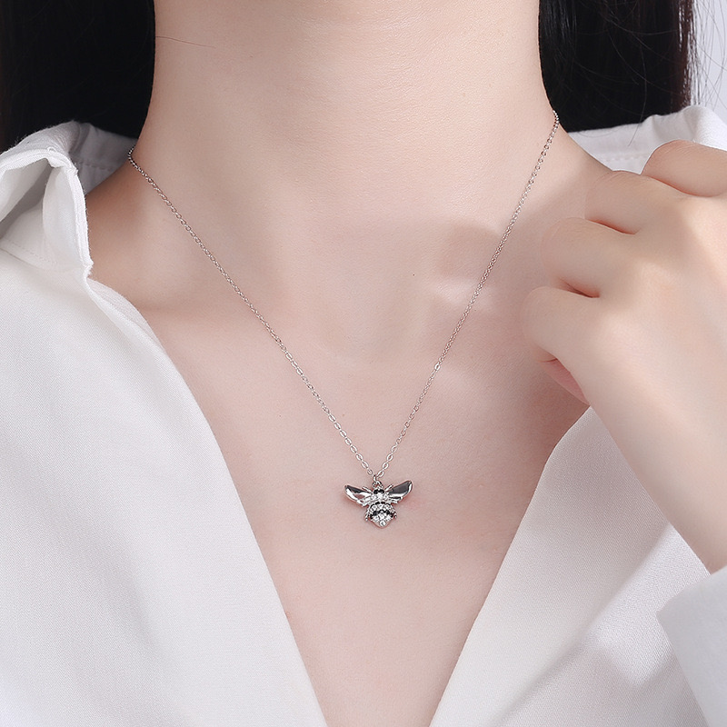 KS Family Fun Personalized Sparkling Diamond Bee Necklace Female Instagram Insect Pendant Design Sense Clavicle Chain Minimalist 248