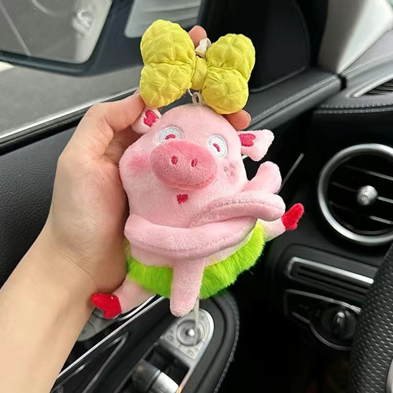 Simpatico ciondolo decorativo specchietto retrovisore auto con maiale da balletto, decorazione divertente bambola di peluche regalo auto nuova ragazze