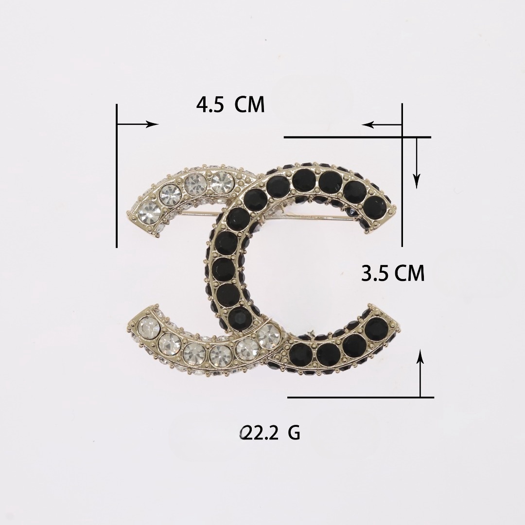 2024 Nieuwe Ronde Diamant Zwart En Wit Stiksels Dubbele Brief Broche Vrouwen Middeleeuwse Senior Gevoel Diamant Pin Pak Broche