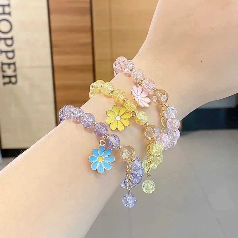 Charm-Armbänder, frisches Kristall-Burst-Perlenarmband für Frauen, koreanische Mode, exquisiter Gänseblümchen-Anhänger, Damen-Freundschaftsarmband