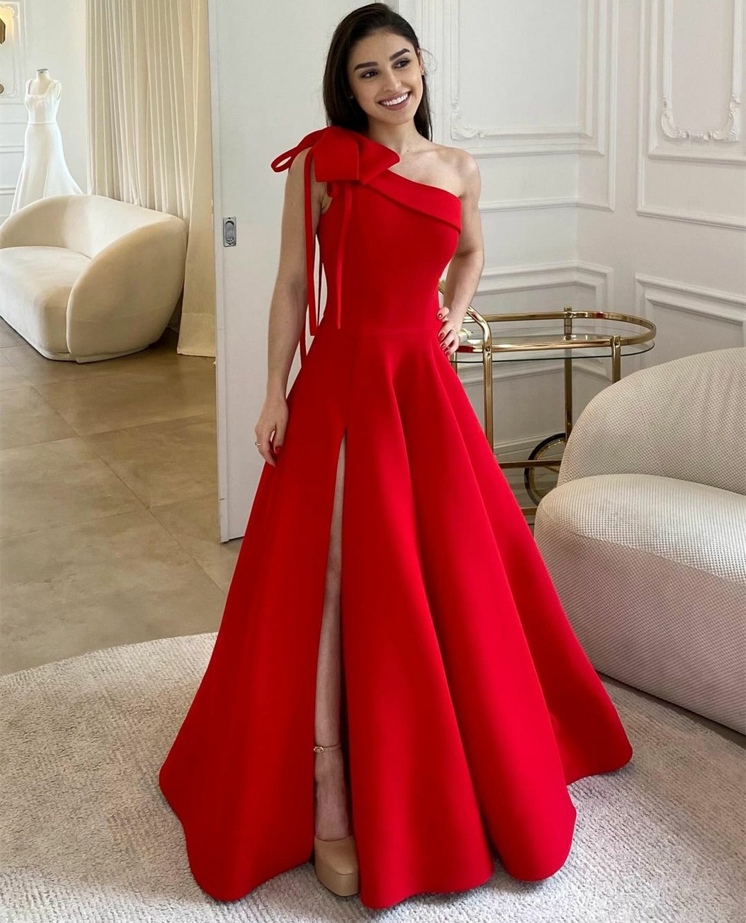 Robe de soirée longue et élégante en crêpe rouge, asymétrique épaule dénudée, avec fente/nœud, ligne A, fermeture éclair au dos, longueur au sol, robe de bal pour femmes