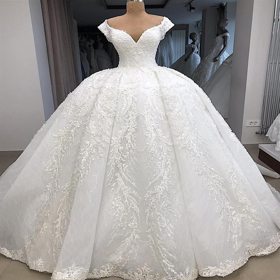 2019 Arapça Dubai Plus Boyut Prenses Balo Elbise Gelinlikler V Boyun Dantel Aplike Süpürme Tren Robesi Abito Da Sposa Vestido De Nov227b