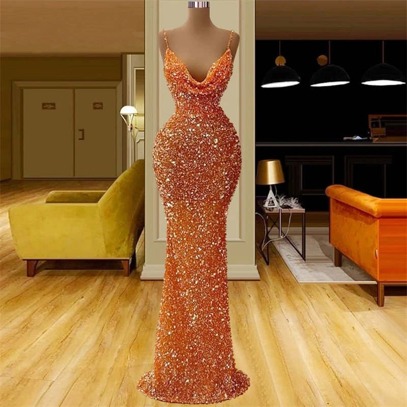 女性のためのキラキラ光るオレンジスパンコールのイブニングドレス