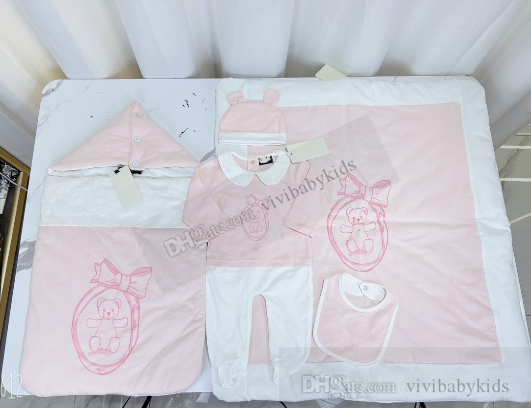 Designer Nouveau-né Dessin animé Ours Sacs de couchage imprimés Costumes Bébés Coton Doux Barboteuse Combinaison Dormir Literie Couvertures Chapeau Bavoir Couche Vêtements pour bébés S1051