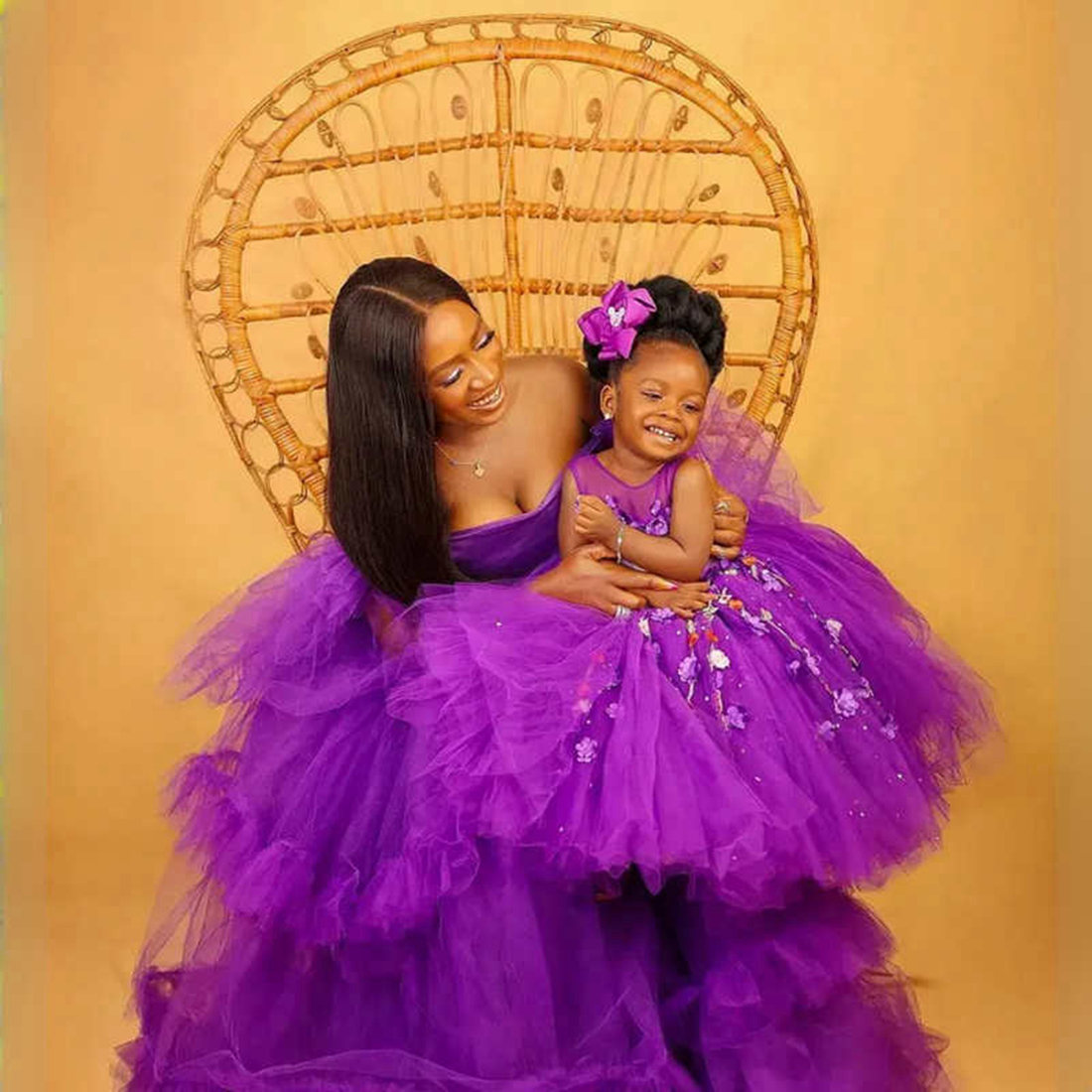 Фиолетовые платья для девочек-цветочниц, украшенные бисером и разноцветными цветами, бальное платье, платья принцессы для девочек-цветочниц, многоуровневое тюлевое платье для маленьких детей на день рождения, платье для дочери и матери CF010
