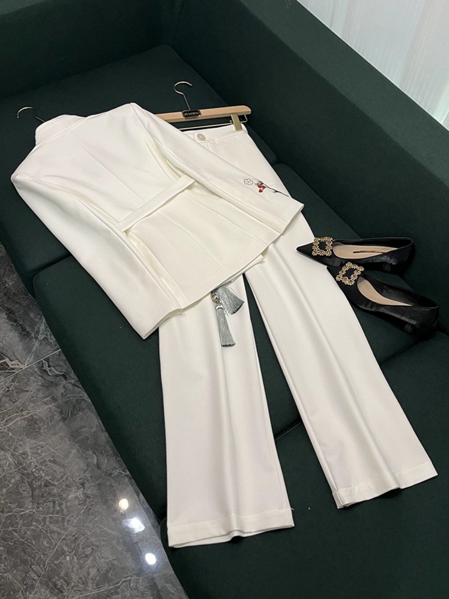 2024 Spring White Floral Embroidery اثنين من السراويل مجموعات طويلة الأكمام V-Neck Blazers Top + Pants Long Pants تعيين بدلات من قطعتين O4J151710