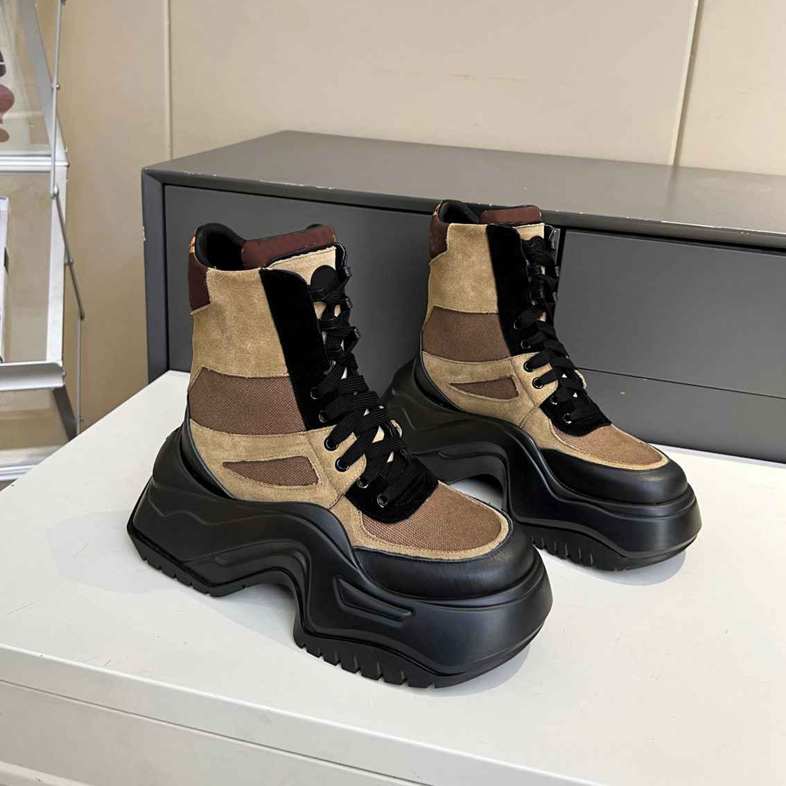 2024 Nouvelles bottes 10A de haute qualité Desginer Femmes bottes élégantes bottes Martin bottes hautes chaussures de danse à talons hauts Archlight 2 0 plate-forme bottine surdimensionnée en caoutchouc