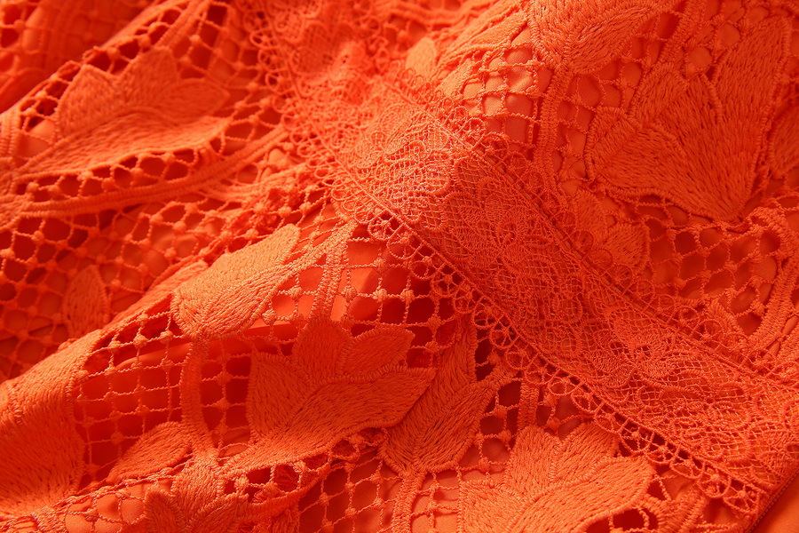 2024 Frühling Orange Blumen Spitzenkleid Spaghettiträger Quadratischer Ausschnitt getäfelte Midi-Freizeitkleider S4J160110 Plus Größe XXL
