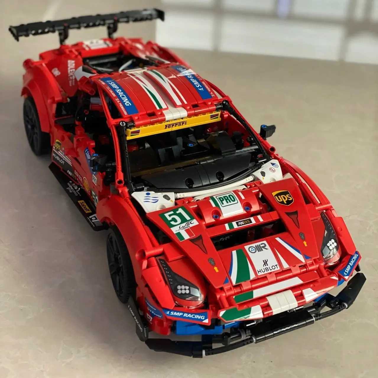 Bloki techniczne MOC Red 488 Model samochodu sportowego Zespół Budowa Słynne elementy budulcowe Zespół Build Block