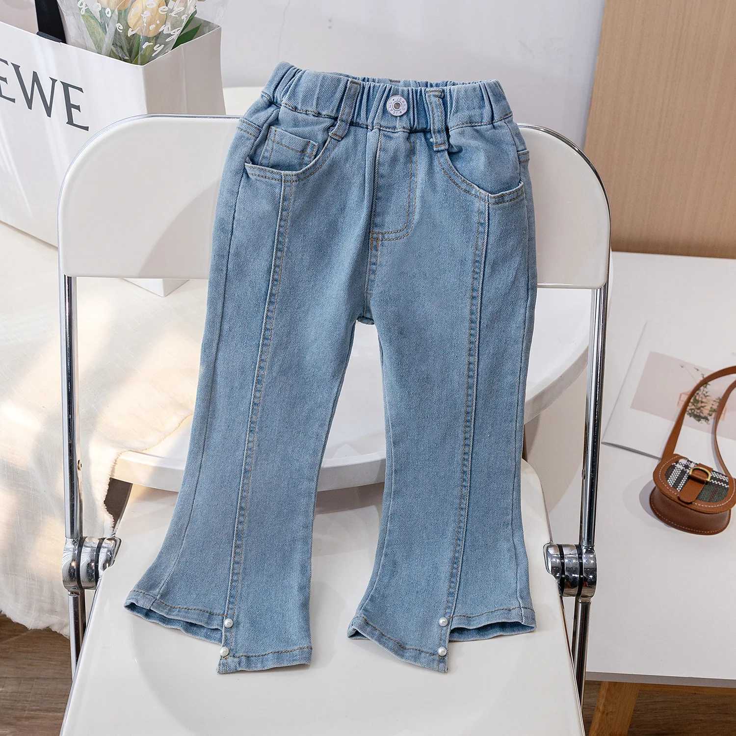 Джинсы 2023, весенне-осенние джинсы для маленьких девочек, джинсовые карманы с эластичной резинкой на талии и жемчугом, расклешенные брюки для маленьких девочек, дизайнерские универсальные детские брюки для девочек