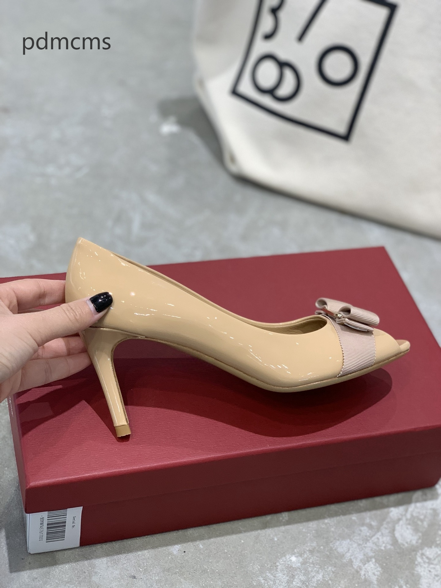 Charmant design de dents exposées, talons hauts à la mode, chaussures en cuir laqué pour femmes 34-40