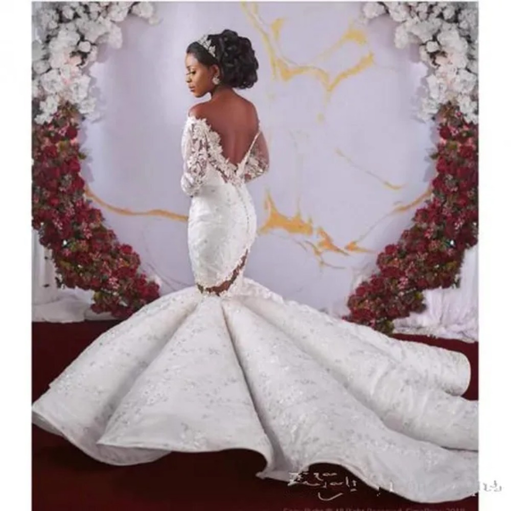 TOUNNINGBRIDE 2024 SHINNY CRYSTAL AFRICAN OFF AUDLE SIMAIRAGE Bröllopsklänningar Lyxiga långa ärmar Öppna rygg ren spets brudklänning plus storlek skräddarsydd