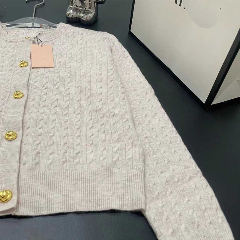 Miui Miui Mulheres Suéteres Jaqueta Tricô Designer de Luxo Top Base Camisa Clássica Gola Suéter Com Capuz Malha Esporte Manter Quente Cardigan Cashmere