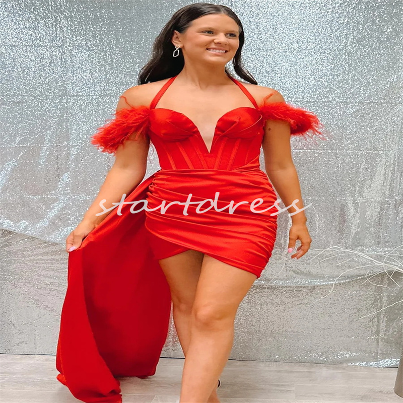 Sexy rotes Feder-Abschlussballkleid mit angehängter Schleppe, kurzes Mini-Cocktailkleid, Neckholder-Falten, Abend-Dinner-Abendkleid 2024, formeller Geburtstag, Heimkehr, Vestios De Gala