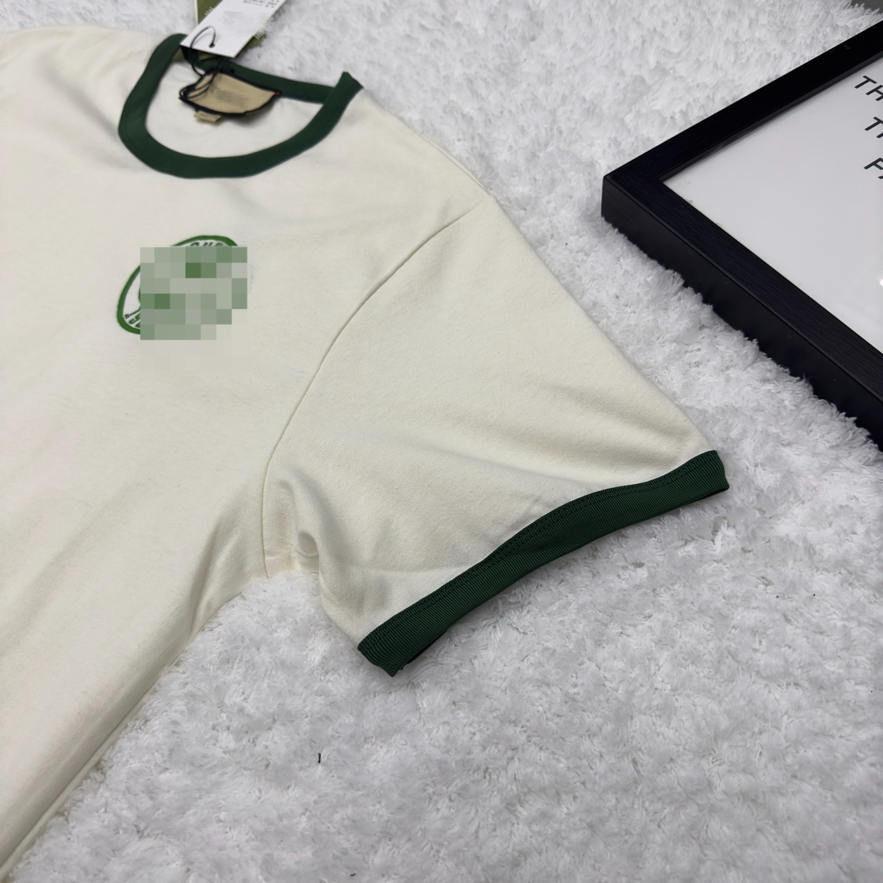 Camiseta de manga curta bordada pequena com gola verde versão alta