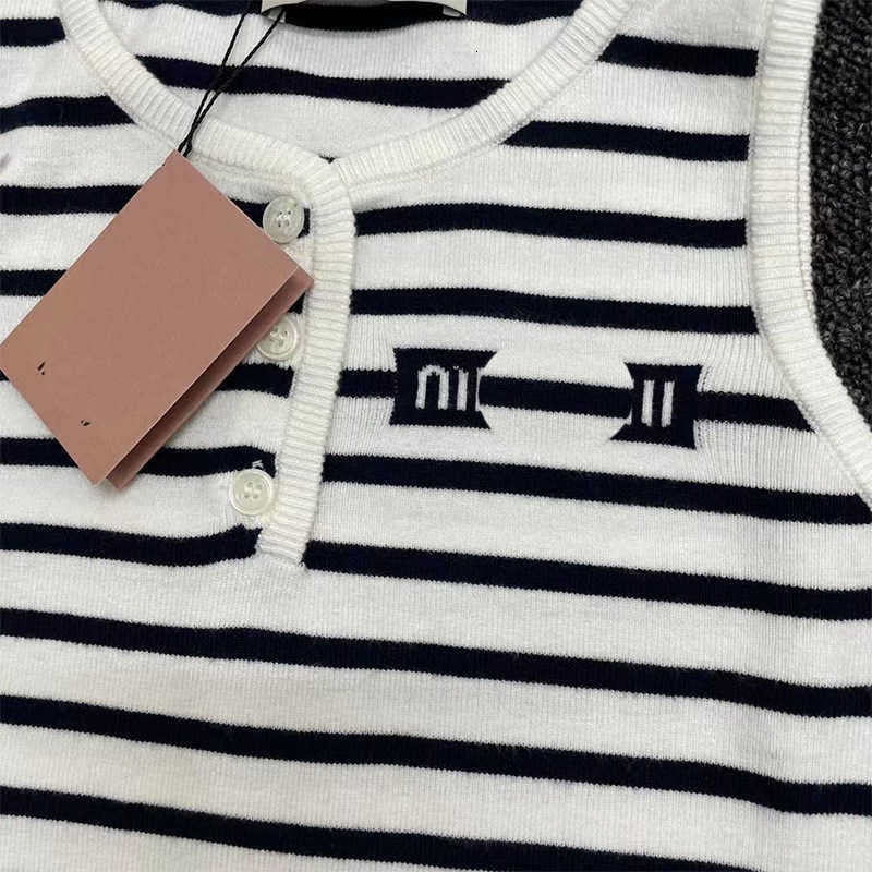 Abiti casual di base Designer Brand Lavorato a maglia senza maniche Girocollo Abito a righe color block in bianco e nero donna Sottile Versatile Novità nell'estate 2023 IAY8