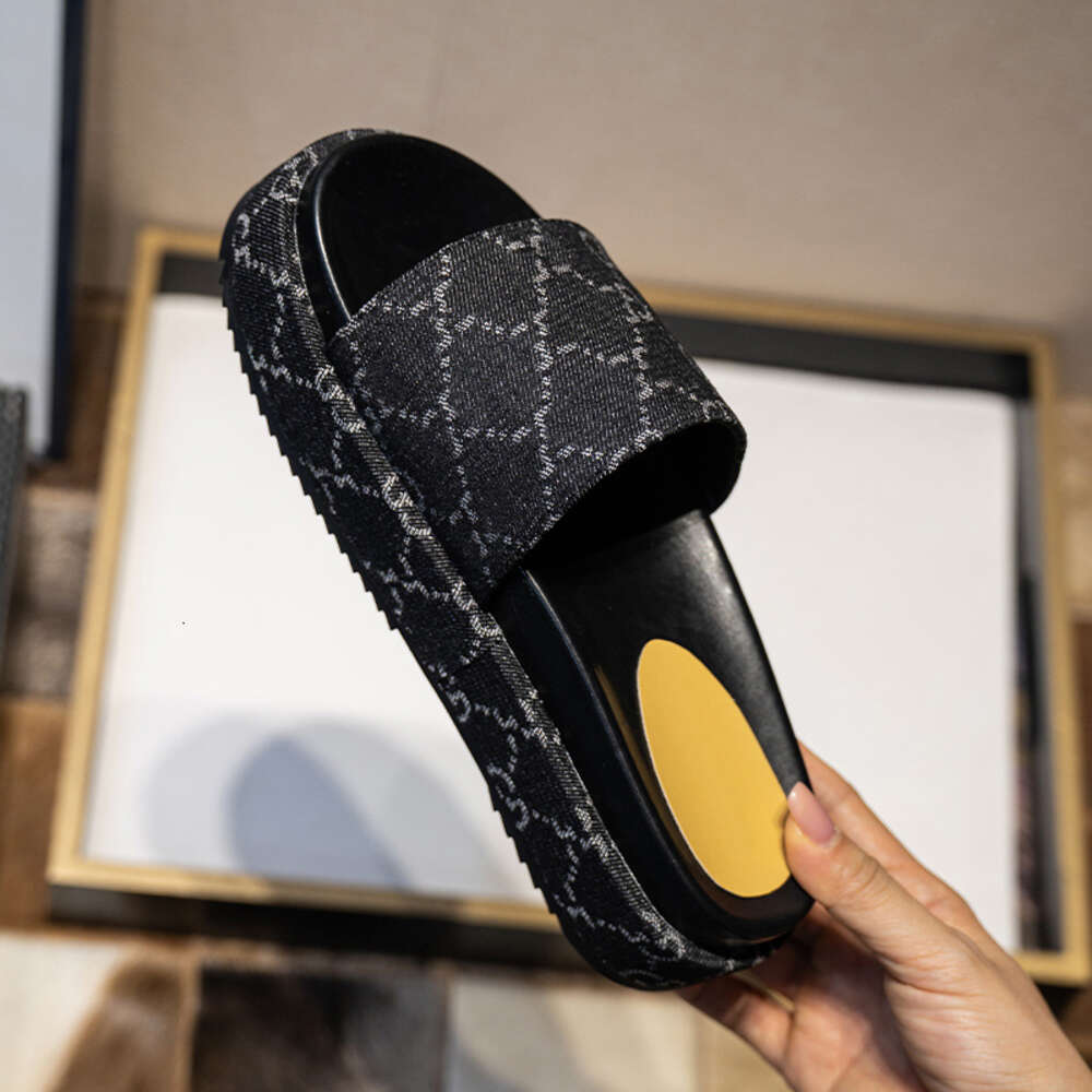 Slides, een populaire internetberoemdheid, is een populair grensoverschrijdend product voor de G Family. Pantoffels met hoge taille voor damesbovenkleding, stoffen pantoffels en dik