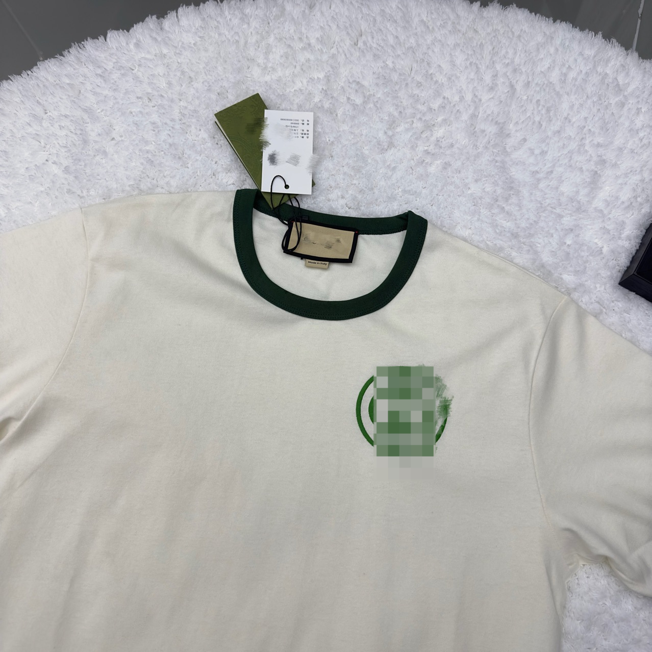 Camiseta de manga curta bordada pequena com gola verde versão alta