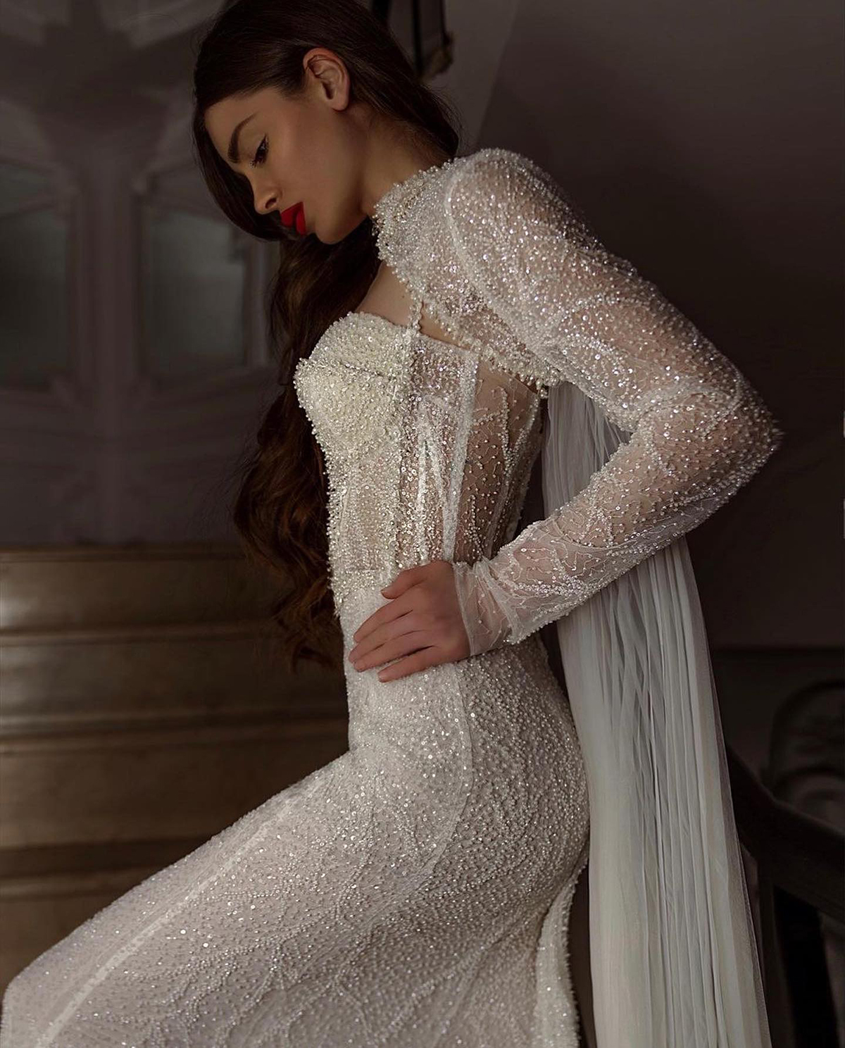 Abito da sposa scintillante con spalline sottili a sirena, abiti da sposa con perle e paillettes con mantellina, abiti da sposa con paillettes